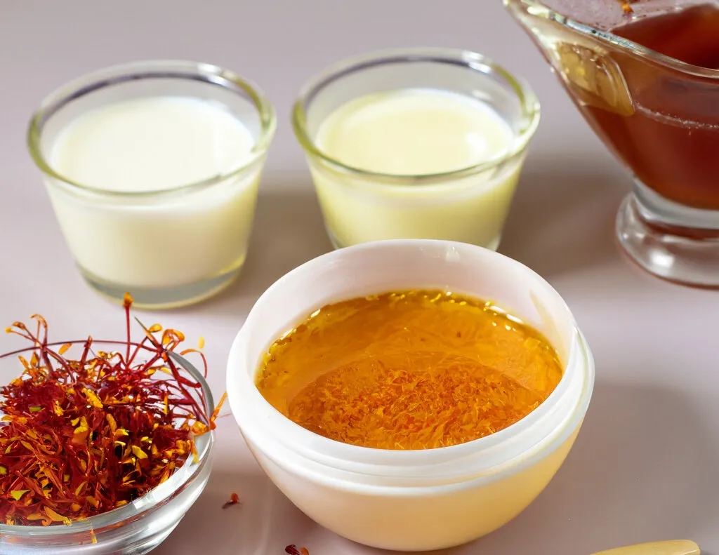 Ngâm mật ong saffron: Bí quyết chăm sóc sức khỏe từ thiên nhiên